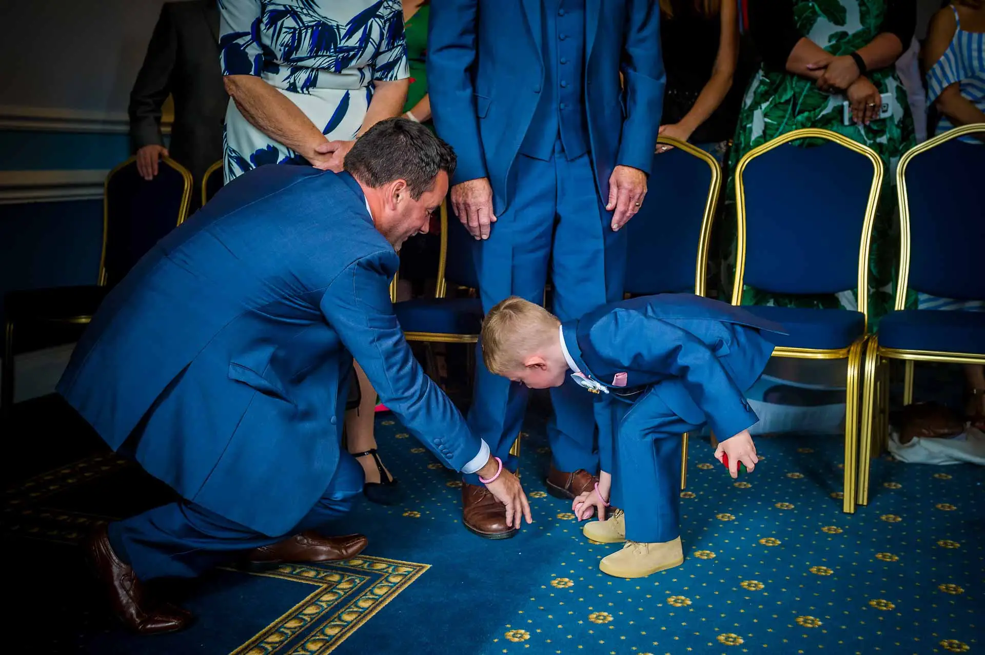 Ragazzo e uomo raccogliendo anelli caduti a Cardiff City Hall wedding