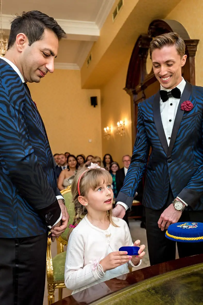  Kleines Mädchen präsentiert Ringe bei Chelsea Old Town Hall Hochzeit in London