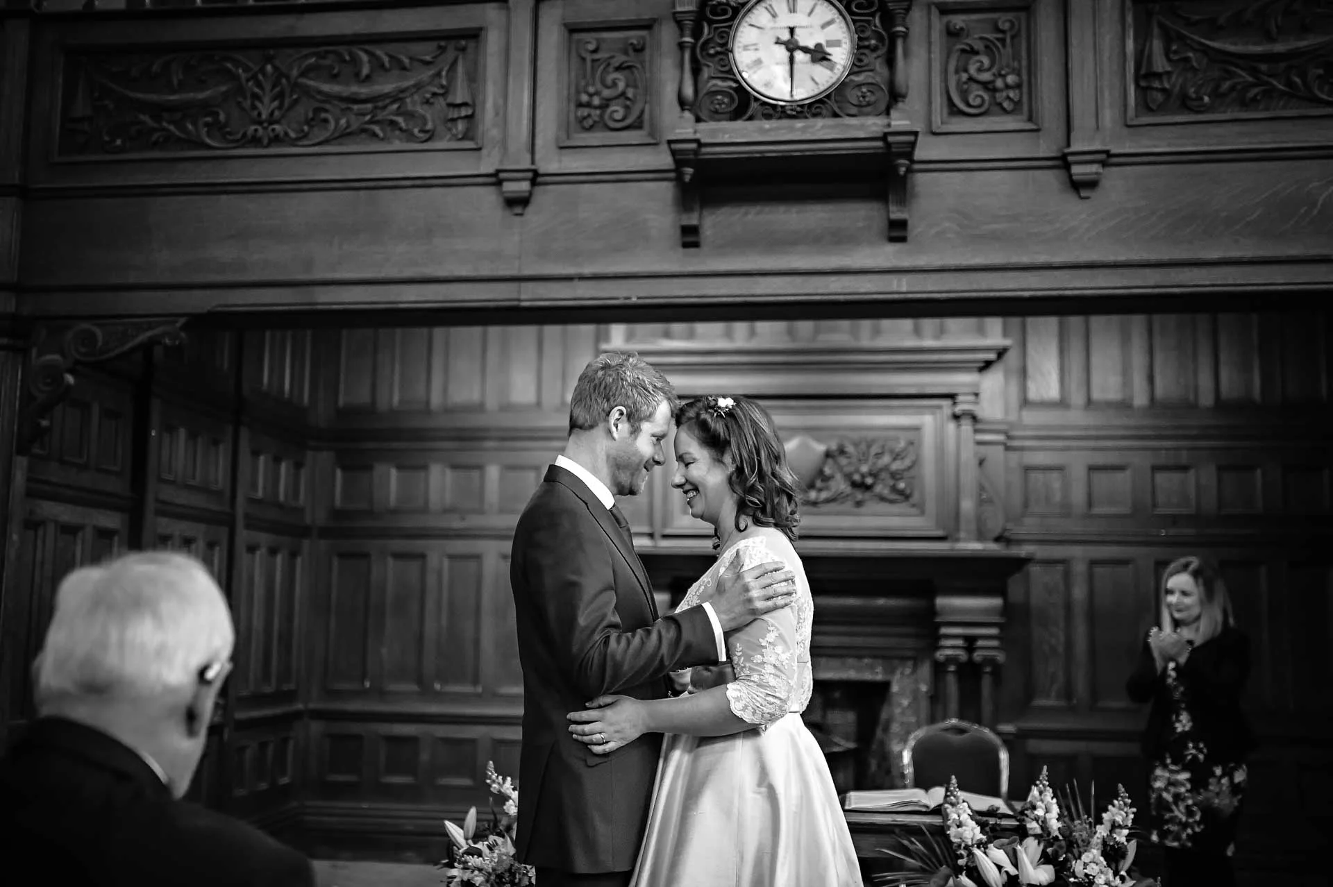  Bräutigam, der Braut bei der Hochzeit im Rathaus von Chiswick an den Schultern hält