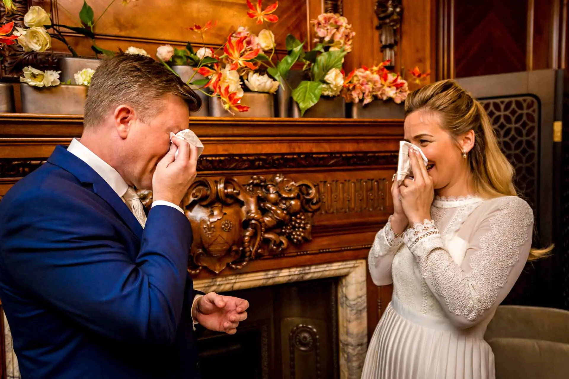  Braut und Bräutigam mit Taschentüchern weinen bei der Hochzeit