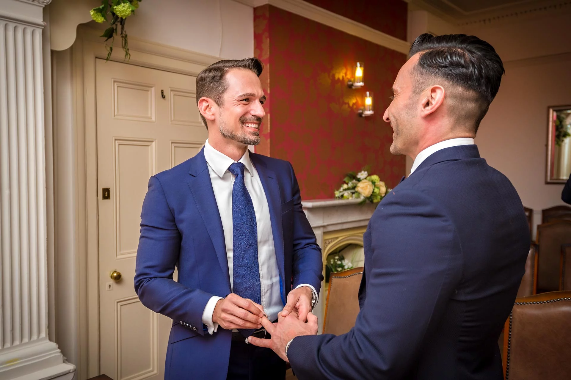 Gli sposi sorridono allo scambio di anelli durante il loro matrimonio a Southwark, Londra